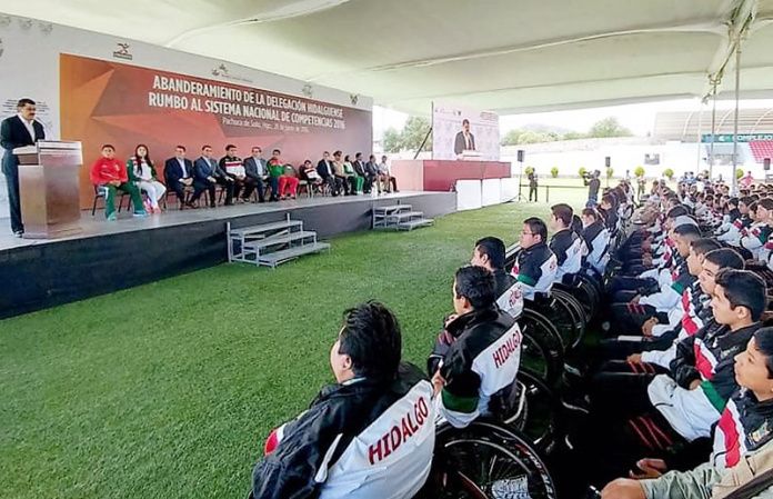 Miguel Navarro abandera a atletas